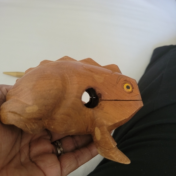 Handcarved Wood Bull Frog Pen Holder - Picture 7 of 7